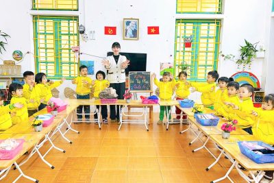 KỸ NĂNG SỐNG: BÉ TẬP PHƠI QUẦN ÁO